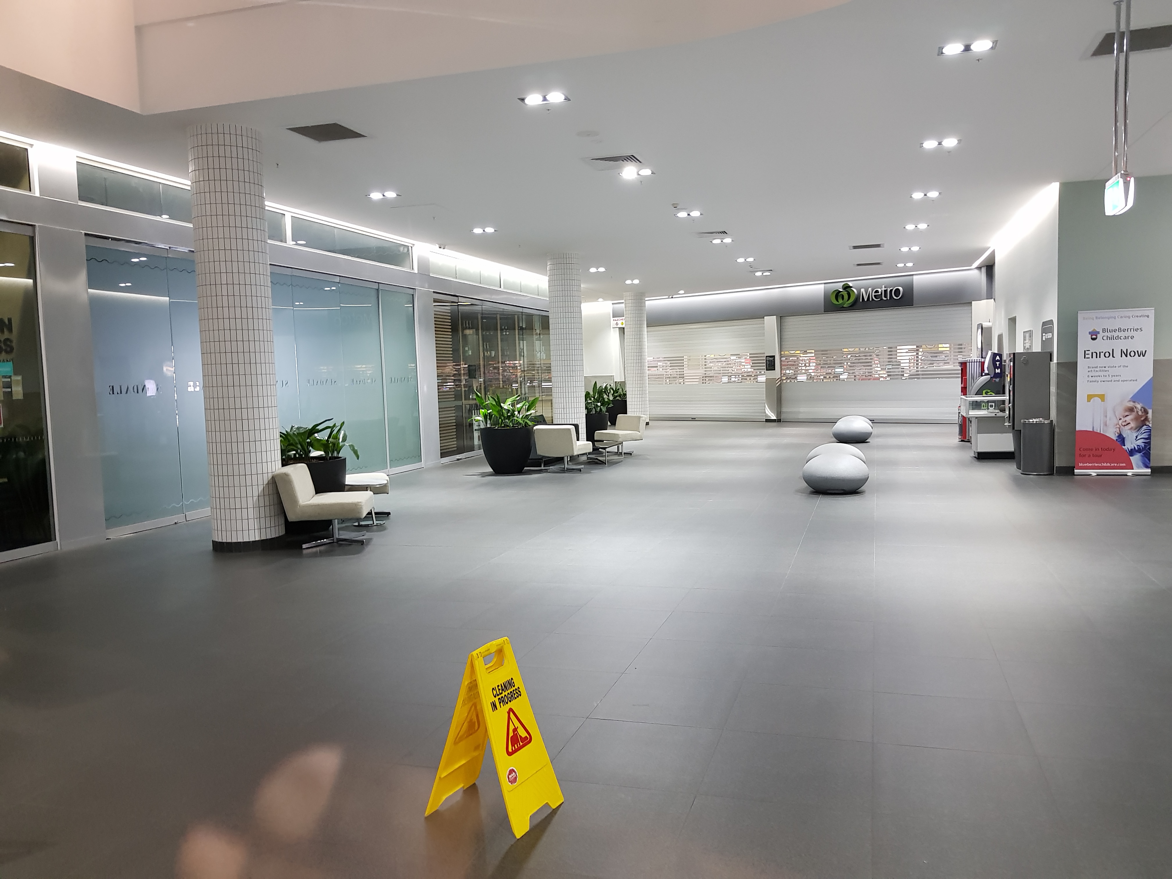 Shopping mall tiled floor maintenance cleaning and repairs Shopping mall tiled floor maintenance cleaning and repairs